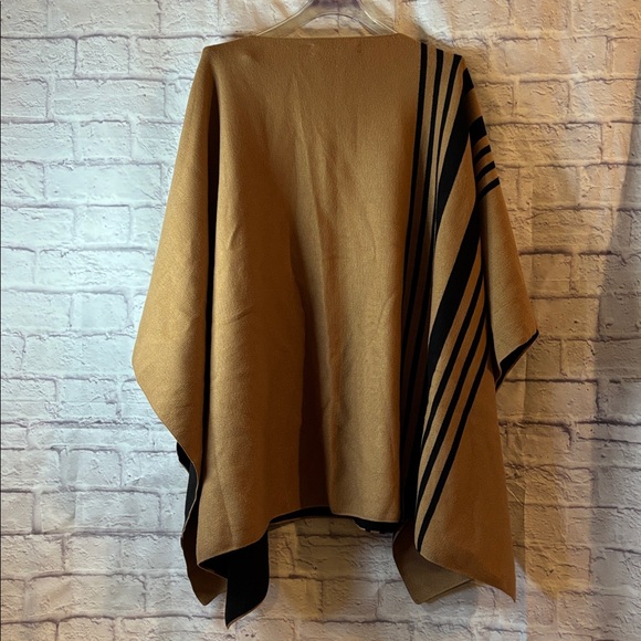 🔵Zara Tan and Black Knit Poncho - Picture 7 of 13
